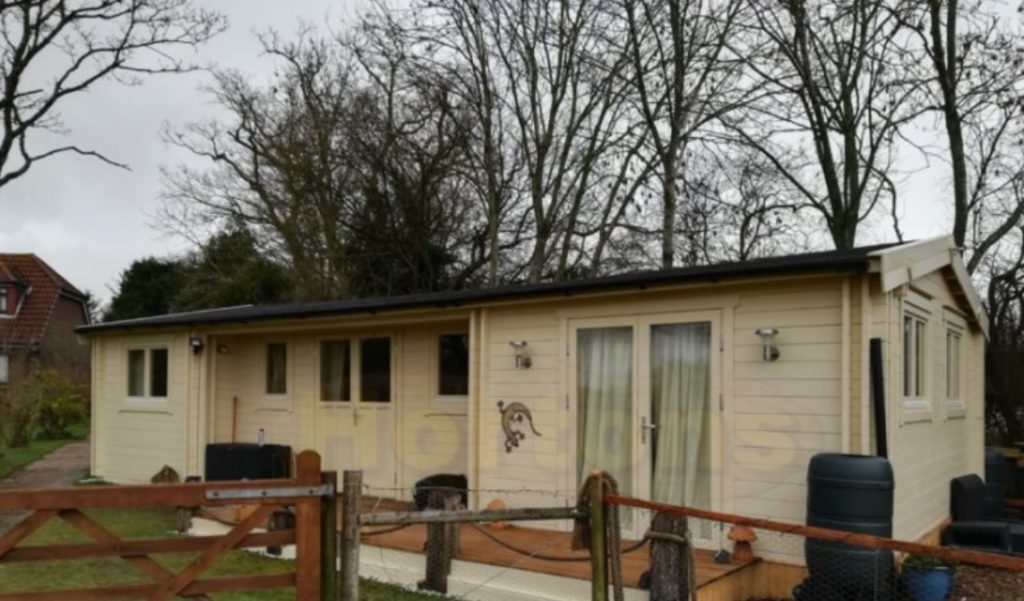 Insulated residential log cabin house