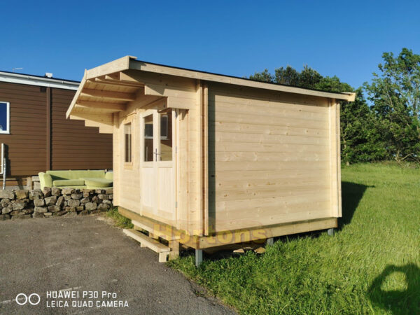 4x3m log cabin on raised timber base