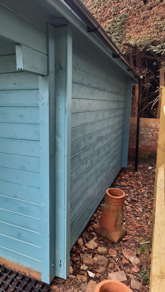 Column corners fitted and protecting the corner joints