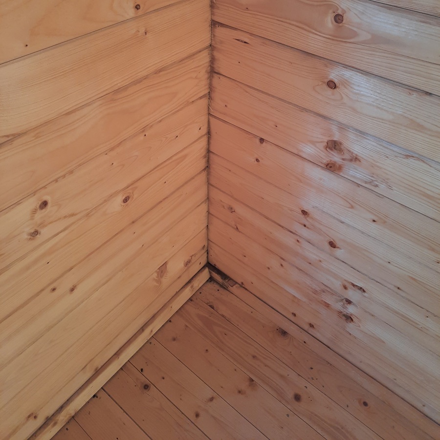 How to solve damp corners in a log cabin