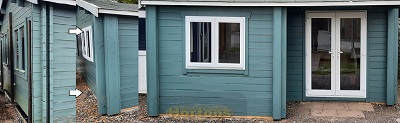 Twin skin log cabin fitted with column corners